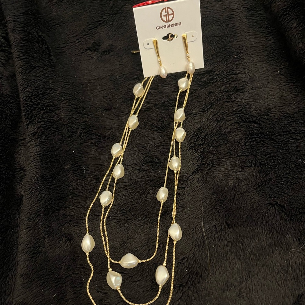 Elegant Gold and Pearl Necklace & Earrings Set